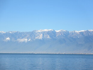雪山下的宁静湖水