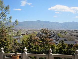 俯瞰古城与远山美景