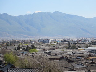 俯瞰古城与远山美景