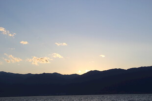 日落时分的远山美景