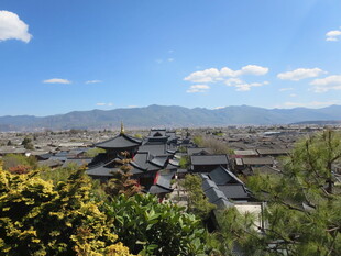 中式古建筑群与远山风景