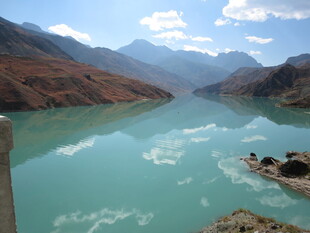 壮丽河谷中的碧绿湖水