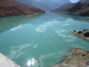 碧绿湖水映山间美景