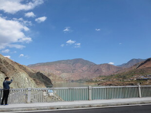 桥上观景人 远山蓝天景