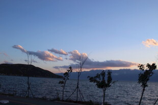 湖畔日落时分的静谧景象