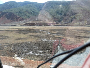 山间泥泞道路景观
