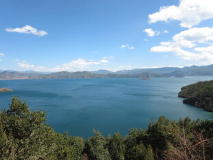 湖畔青山蓝天美景如画