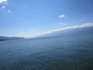 蔚蓝大海与晴朗天空美景