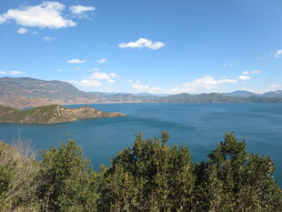 湖畔青山蓝天美景如画