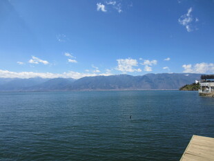 湖畔蓝天山水美景