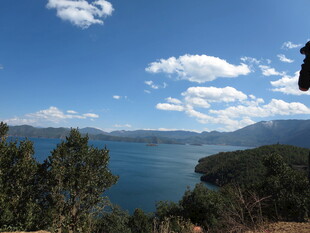 湖畔风光 蓝天白云绿树