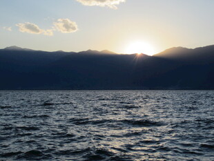 夕阳下的海面与远山