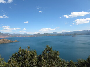 湖畔蓝天绿树美丽风光