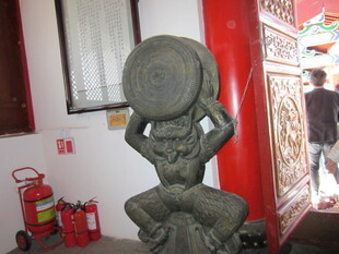 非洲风格击鼓雕塑