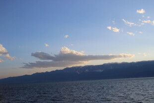湖畔蓝天远山美景