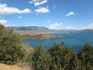 湖畔青山蓝天美景如画