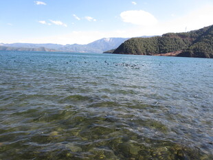 宁静湖水与远山美景