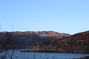 湖畔山峦美景