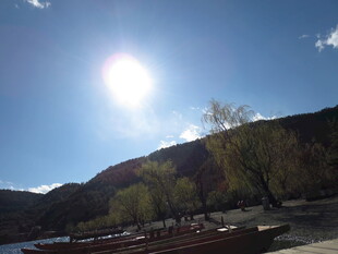 阳光照耀下的山水景致