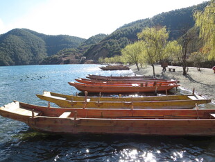 湖畔停泊的几艘古朴小船