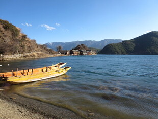 岸边的龙舟与美丽山水