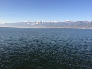 广阔湖面与远处山脉景观