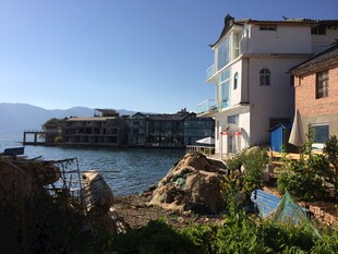 海边错落有致的多彩建筑