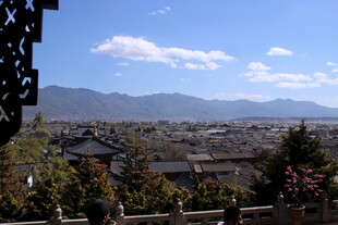 古城远眺 山峦蓝天相映