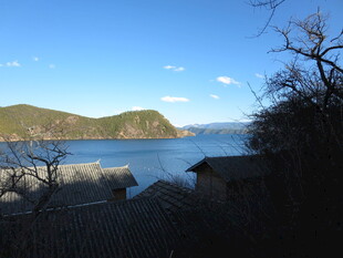 湖畔山景 宁静自然风光
