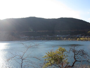 湖畔山景 阳光洒落美景