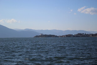 宁静湖景与远处山峦