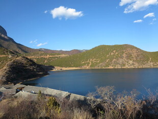 山间湖泊美景