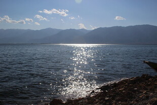 湖畔波光粼粼的美丽景致