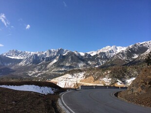 雪山下的蜿蜒公路