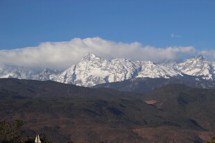 雪山远景 山峦与蓝天相映