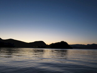 黄昏湖畔山景