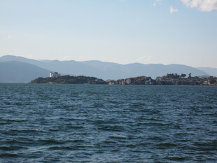 宁静海景与远处山峦