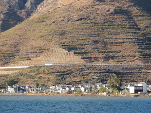 湖畔山村 山水相依之景