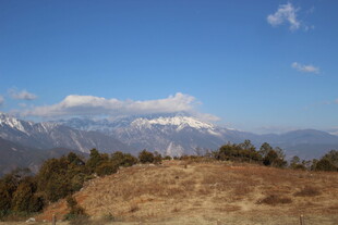 山巅远景 蓝天雪山相衬