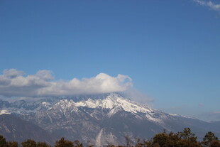 雪山远景 蓝天映衬壮丽风光