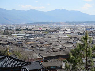 俯瞰古朴村落与远山景色