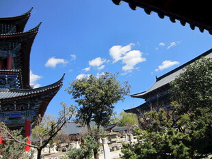 古建风光 蓝天白云下的楼阁