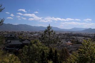 俯瞰山间城镇美景