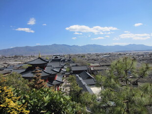 俯瞰山间古建筑景观