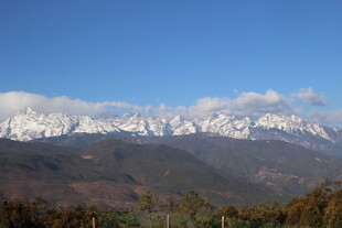 雪山远景 壮丽自然风光