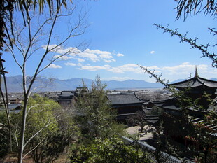 中式园林景致与远山蓝天