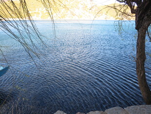 湖畔夕阳下的宁静水面