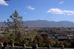 古城远眺 青山蓝天入画