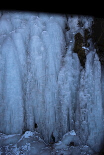 冰瀑奇观 晶莹冰柱垂挂