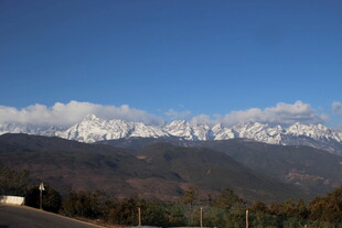 雪山远景 蓝天映衬壮丽风光